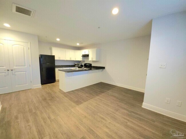 Foto del edificio - 313 N Navy Blvd