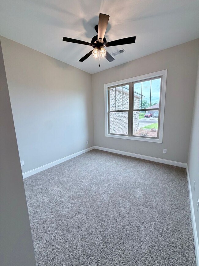 Foto del edificio - 204 Farmland Cir