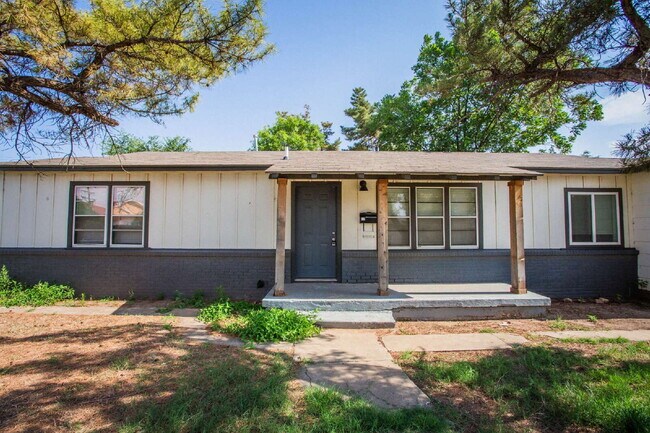Foto del edificio - "Charming 4-Bedroom Home with Granite Touches & Gleaming Hardwood Floors in Lubbock!"