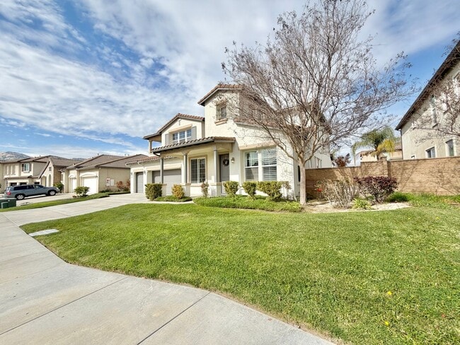 Building Photo - Spacious 5 Bedroom Wolf Creek Home with Balcony, Loft & Secondary Kitchen