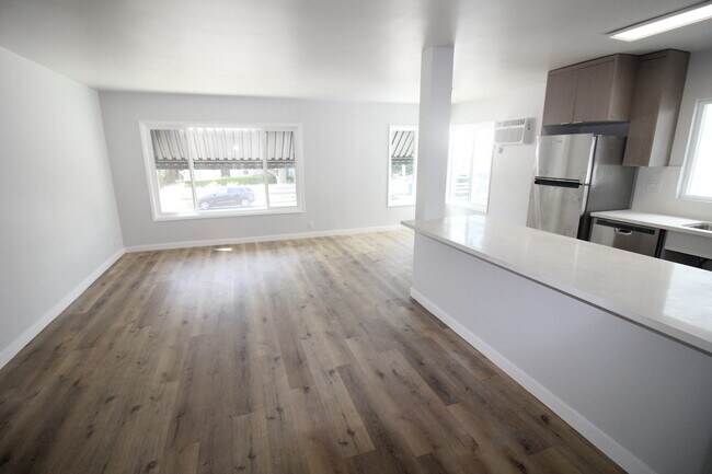 Foto del edificio - 750 N Hayworth Ave