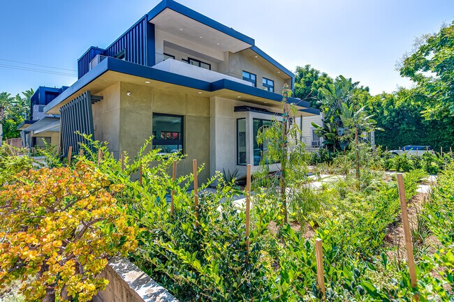 Foto del edificio - 370 N San Vicente Blvd