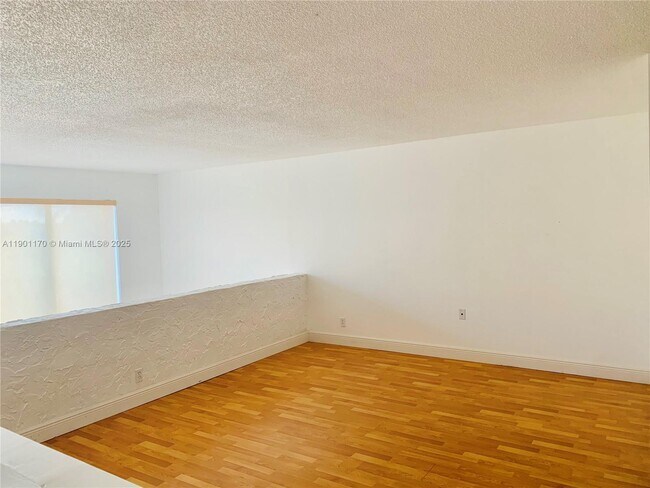 Foto del edificio - 18111 NW 68th Ave