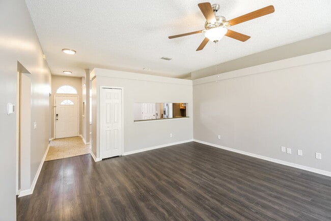 Building Photo - 3401 Deerfield Pointe Dr