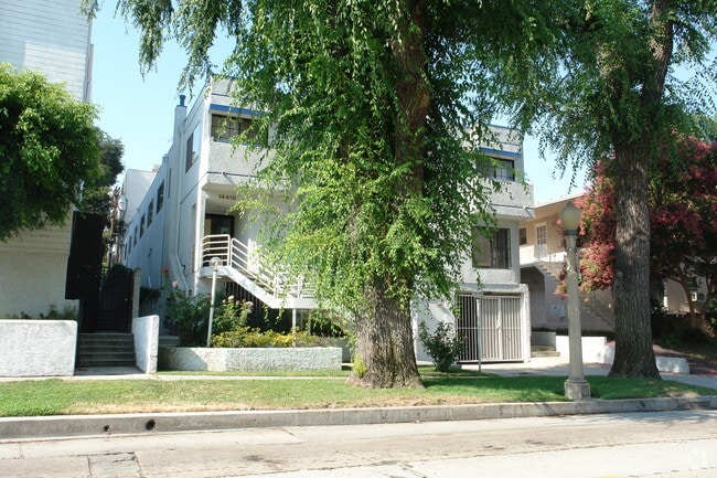 Building Photo - 8 Apartment Townhomes