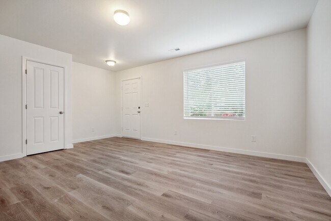 Building Photo - 2407 Redwood Ct