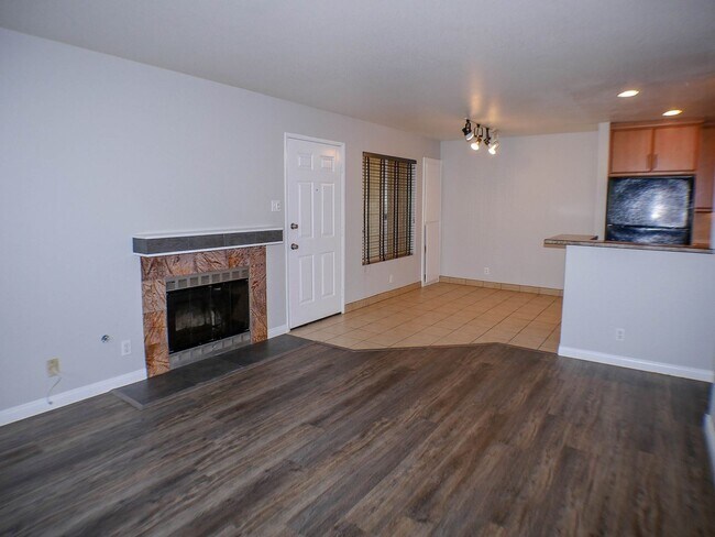Building Photo - Ground floor condo with large patio!