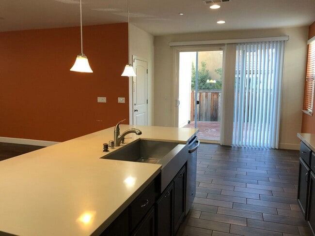Foto del edificio - Beautiful 4 Bed 3 Bath Near Iron Point wit...