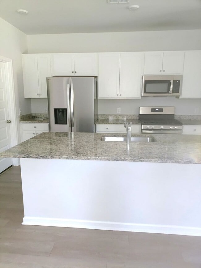 Building Photo - 5 Bedroom Home Located within walking dist...