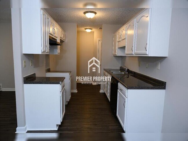 Foto del edificio - 3017 Meadows Ln