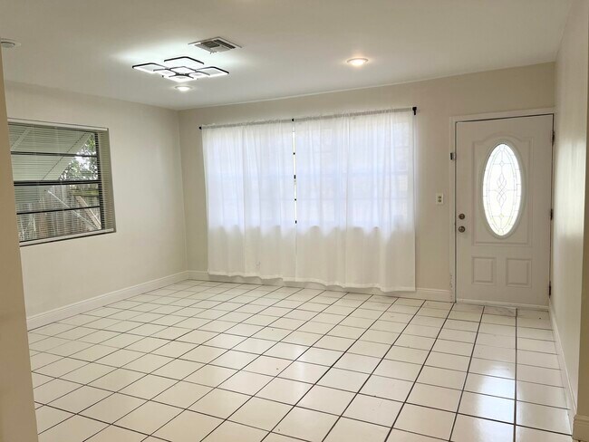 Foto del edificio - 336 Forest Hill Blvd