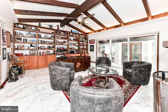Foto del edificio - 7833 Willowbrook Rd