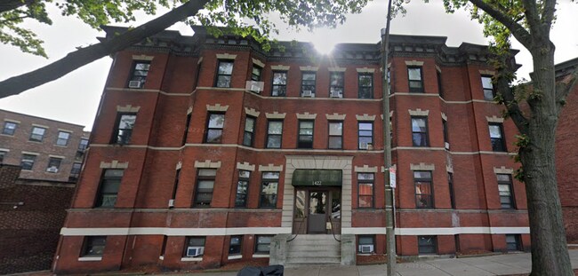 Building Photo - 3-bed w/ H+HW on GL-B