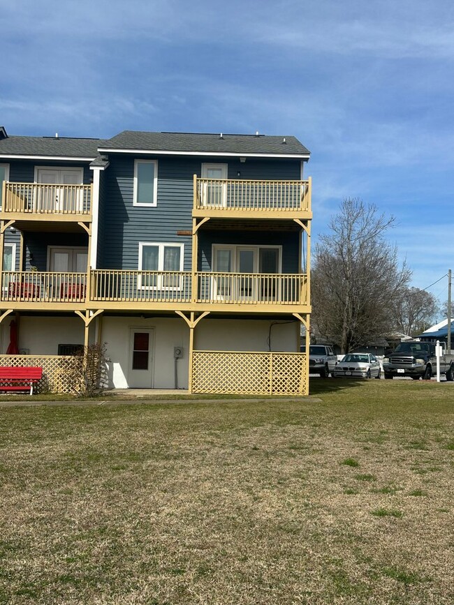 Building Photo - Townhome with Water View