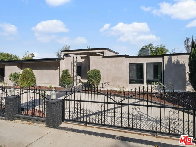 Foto del edificio - 6236 Sale Ave