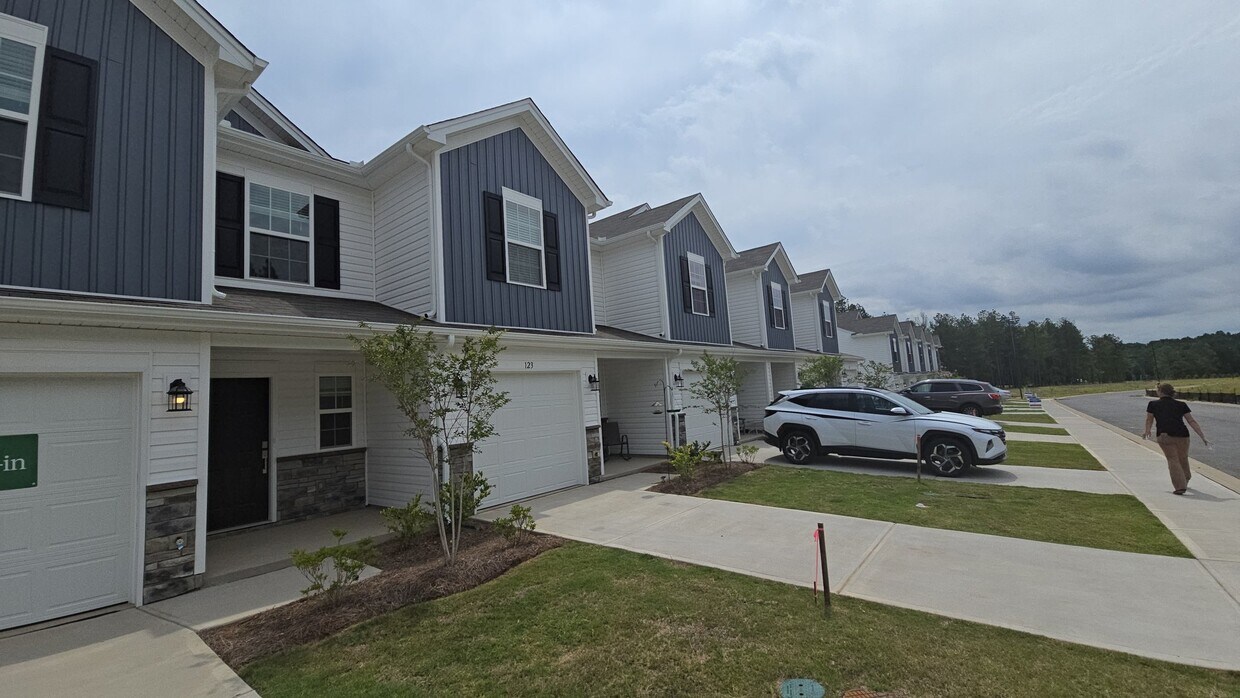 Building Photo - 131 Tango Dr