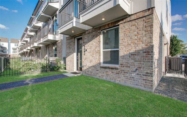 Building Photo - 1262 N Post Oak Rd
