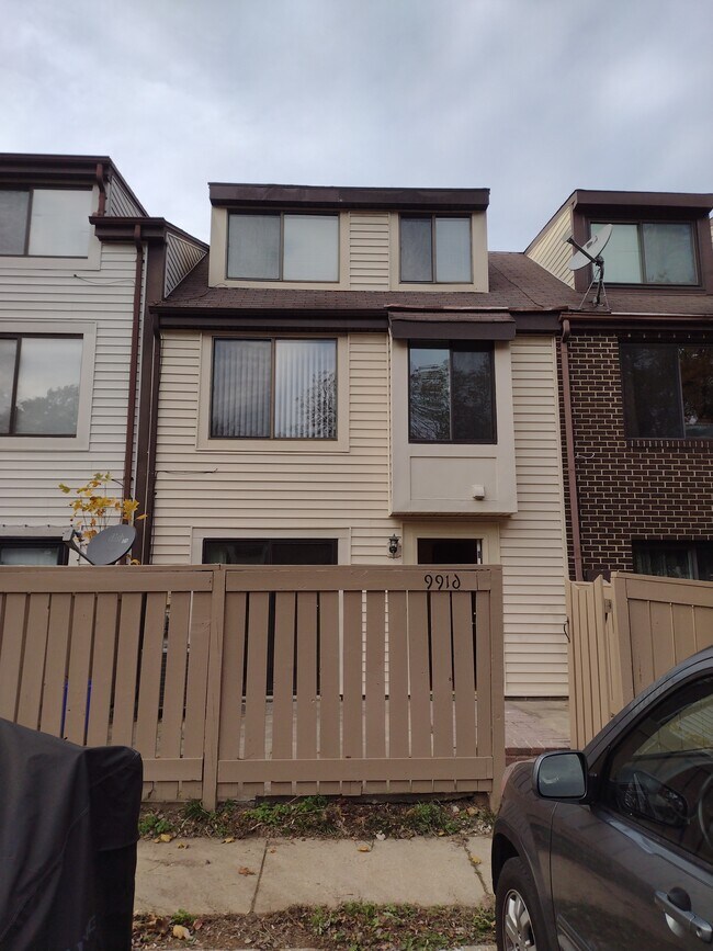 Foto del edificio - 9916 Forest View Pl