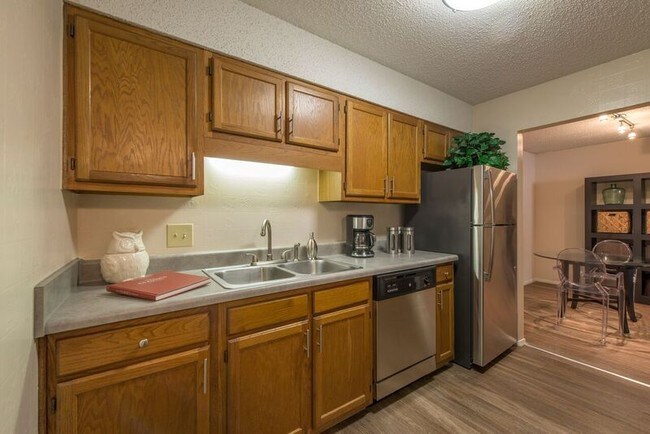 Las cocinas incluyen electrodomésticos excelentes, como lavaplatos multiciclos y lavabos doble de acero inoxidable - Royal Oaks Apartments