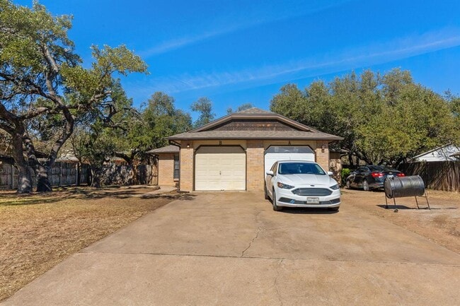 Building Photo - 8904 Pineridge Dr