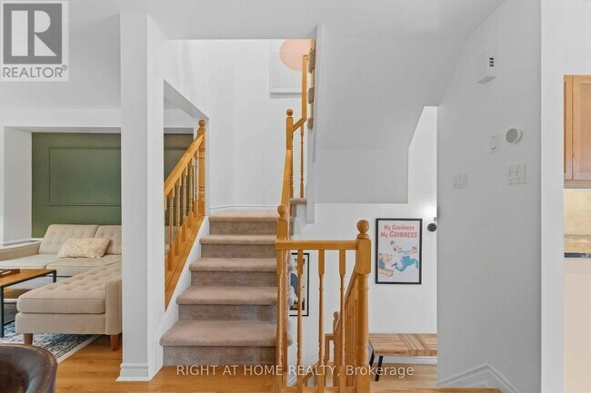 Building Photo - 581 Lisgar St