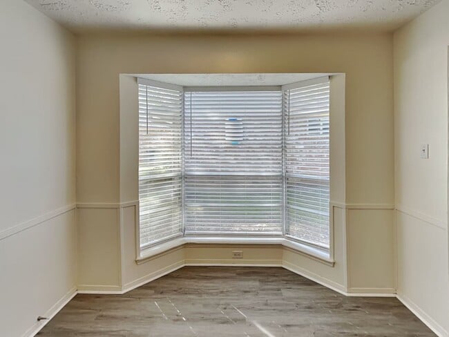 Building Photo - 4806 Lost Oak Dr