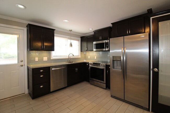 Foto del edificio - October FREE On This Remodeled 3 Bedroom 1...