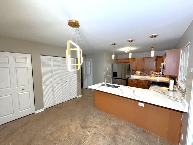 Building Photo - 893 Clover Ln