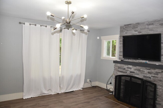 Foto del edificio - 4 bedroom 4 Bath! Updated Kitchen and Bath...