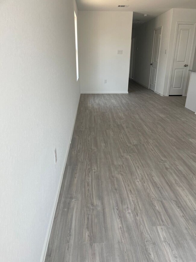 Building Photo - 3 Bedroom Single Family Home in Far West S...