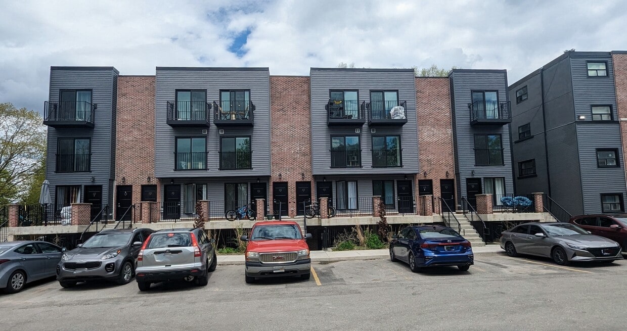 Primary Photo - Cool updated 1-bedroom walk-up for rent!