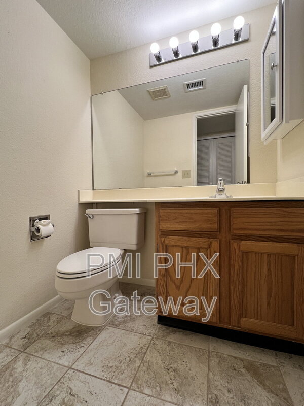 Foto del edificio - 9808 N 5th St