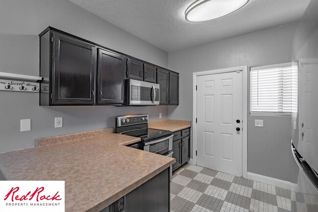 Building Photo - Ground-Level 2 Bedroom Condo. Pet Friendly!