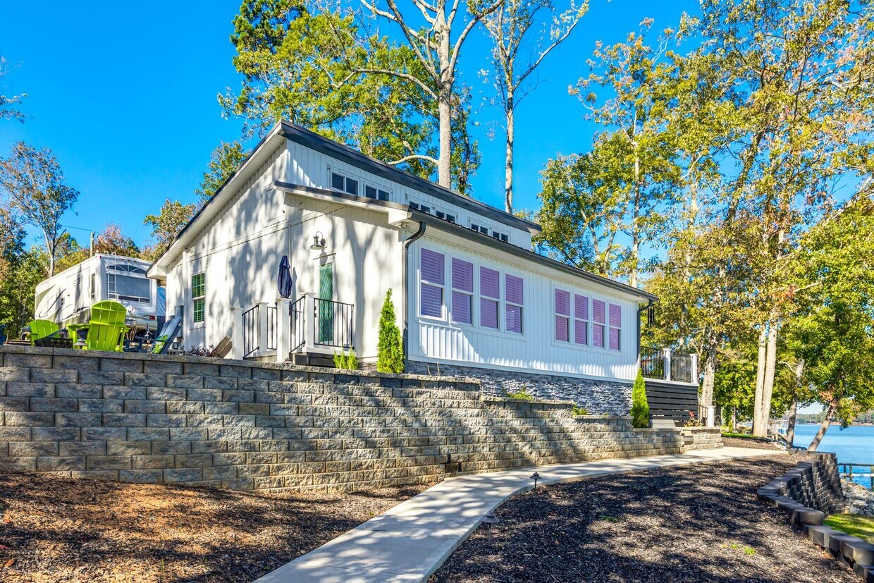 Foto principal - Beautiful Short term 2 bedroom 2 bath full...
