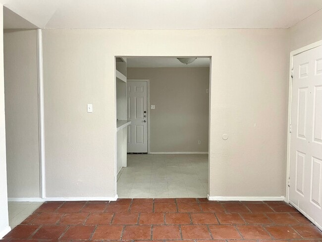 Building Photo - 6905 Sun Dr