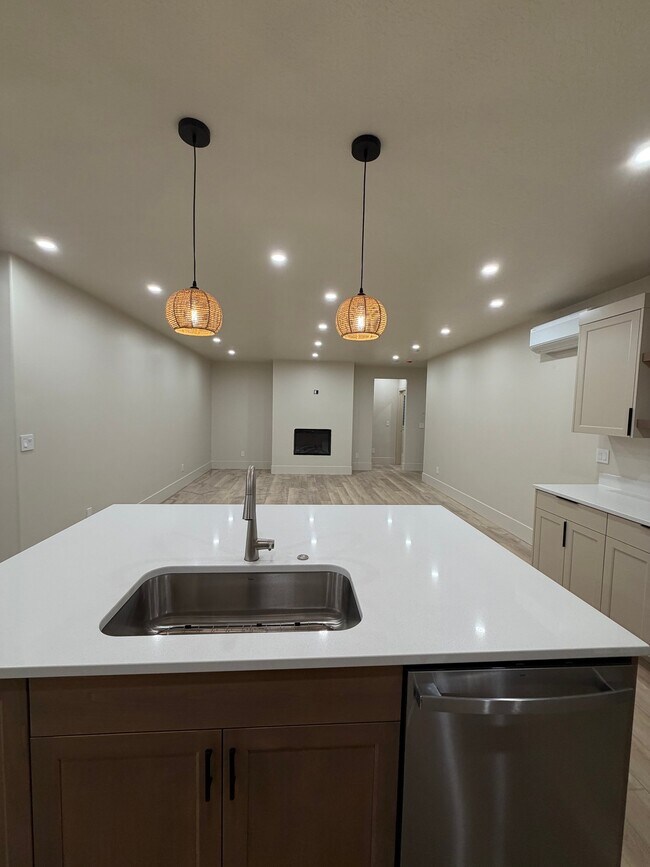 Building Photo - 927 Willow Brook Ln