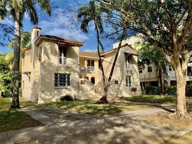 Building Photo - 902 Salzedo St