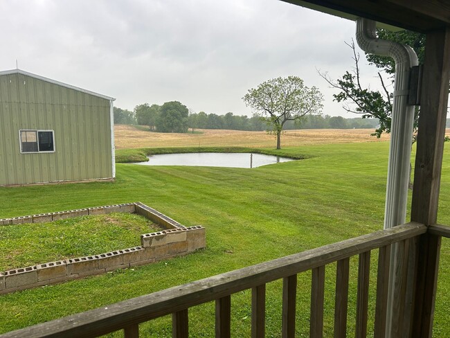 Building Photo - Country Living at Its Finest!
