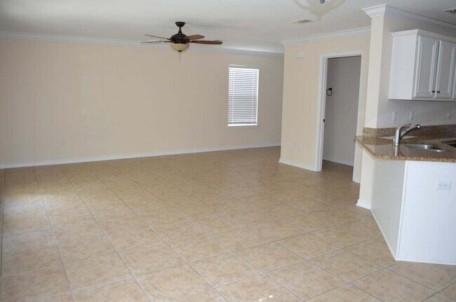 Building Photo - "Charming 3-Bed home with 2.5 Baths in the...