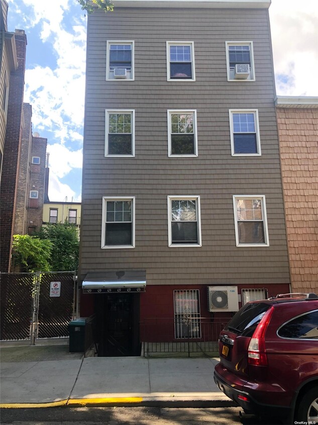 Primary Photo - 128 Oak St