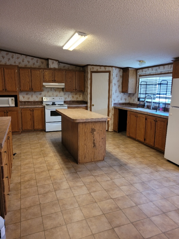 Building Photo - 135 Tesa Dr