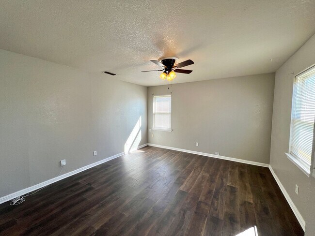 Foto del edificio - FOR LEASE! 3 Bedrooms, 1.5 Baths, 1 Car Garage with a HUGE Backyard