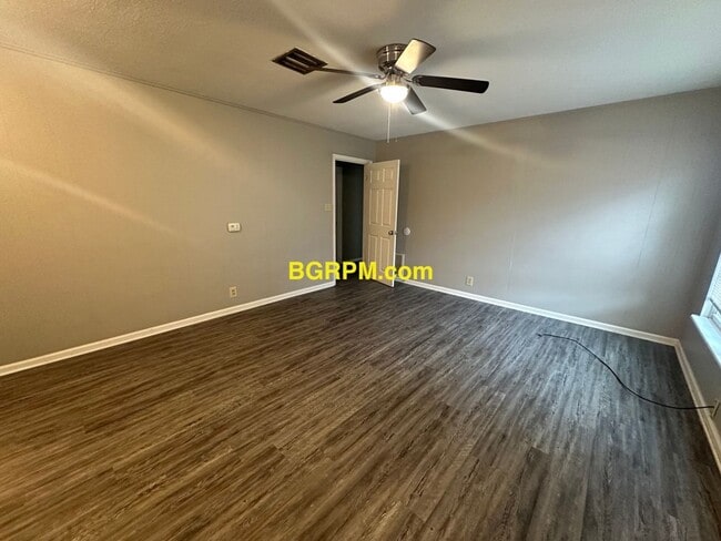 Building Photo - 3 BD, 1 1/2 BA, Home in Jacksonville