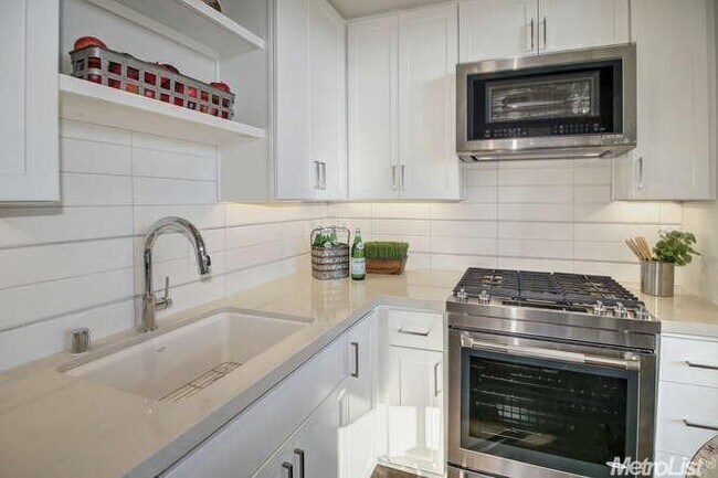 Building Photo - Modern Luxury, Prime Location 2 bed/2 bath...