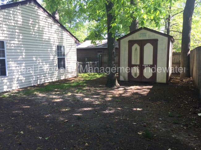 Building Photo - 657 S Rosemont Rd
