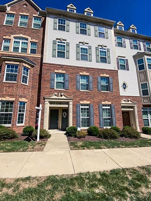 Primary Photo - Gorgeous 2-Level 3 Bed 2.5 Bath Condo-Styl...