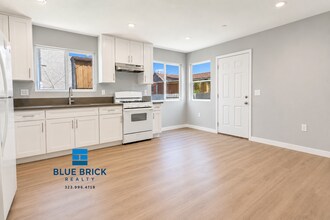 Building Photo - 1242 W 93rd St