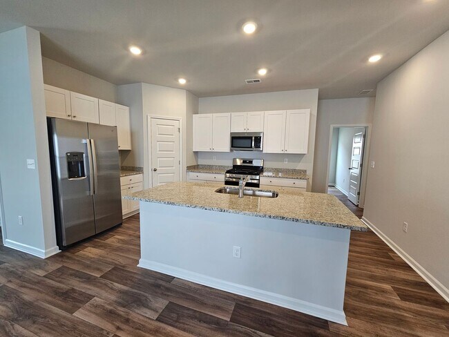 Foto del edificio - 4 BD / 2 BA New Construction- Move In Ready!