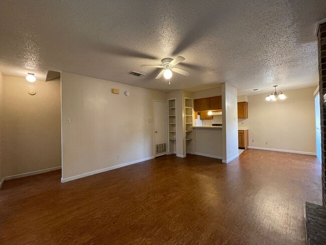 Foto del edificio - 1701 Cedarview Cir