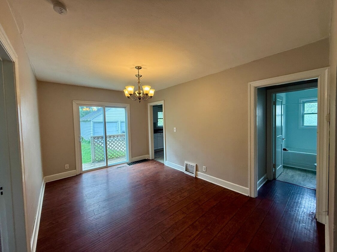 Primary Photo - Lower 2 bedroom near Downtown Beloit